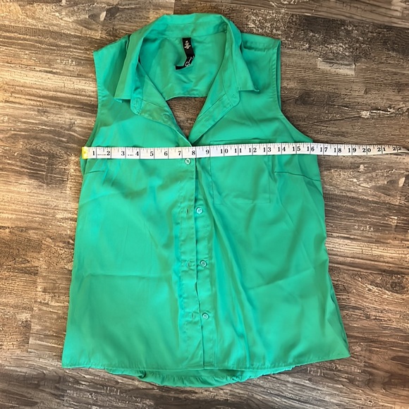 Sleeveless Green button down top - Picture 4 of 5